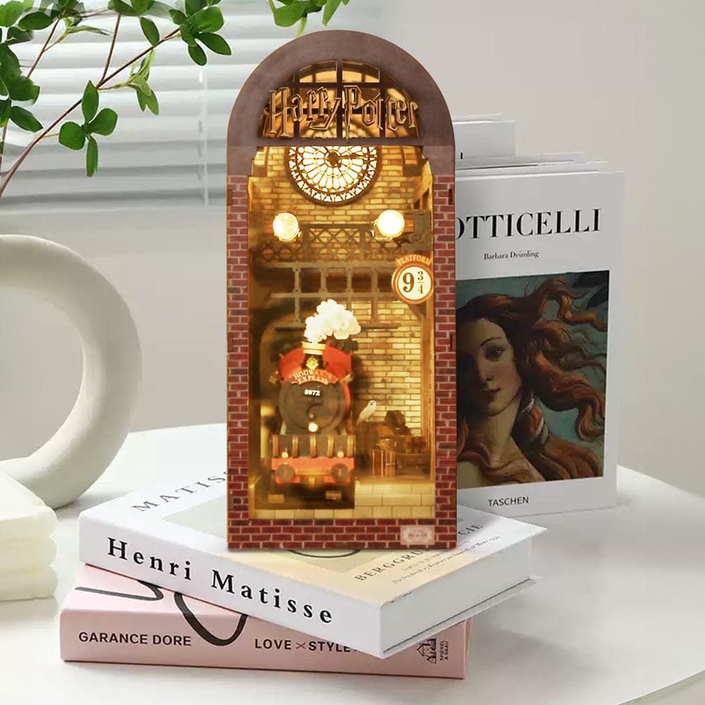 Book Nook Kits 344 Pieces | 25.5×11×18.0cm (10" x 4.3" x 7.1") Harry Potter: Platform 9¾: Hogwarts Express Station - DIY Book Nook Kit